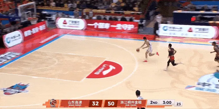 陆文博抢断后一条龙快攻轻松得手，浙江队52-32领先山东20分