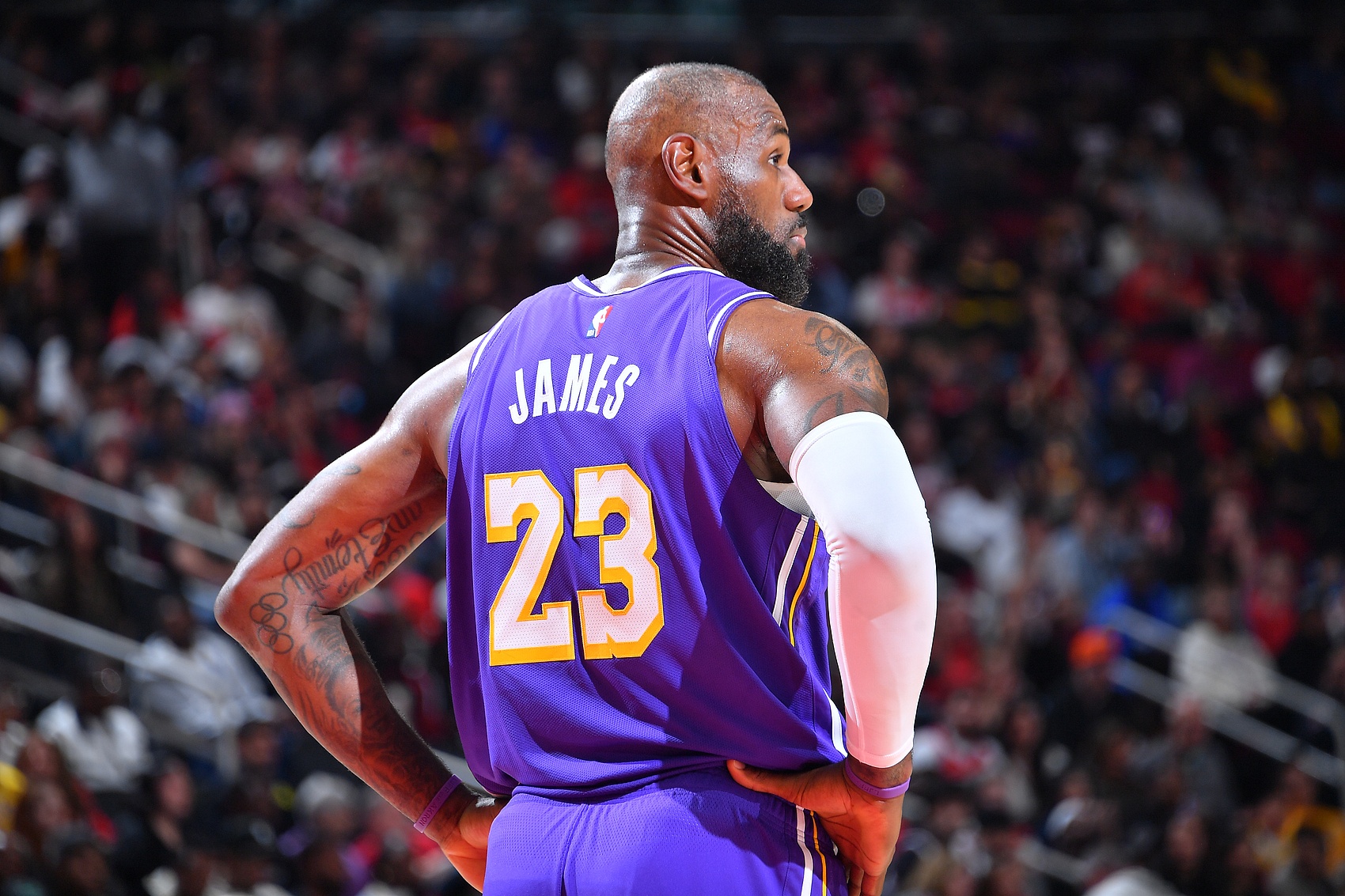 星空体育-未来成谜！詹姆斯还会继续征战NBA吗？他会接受多大幅度的降薪？