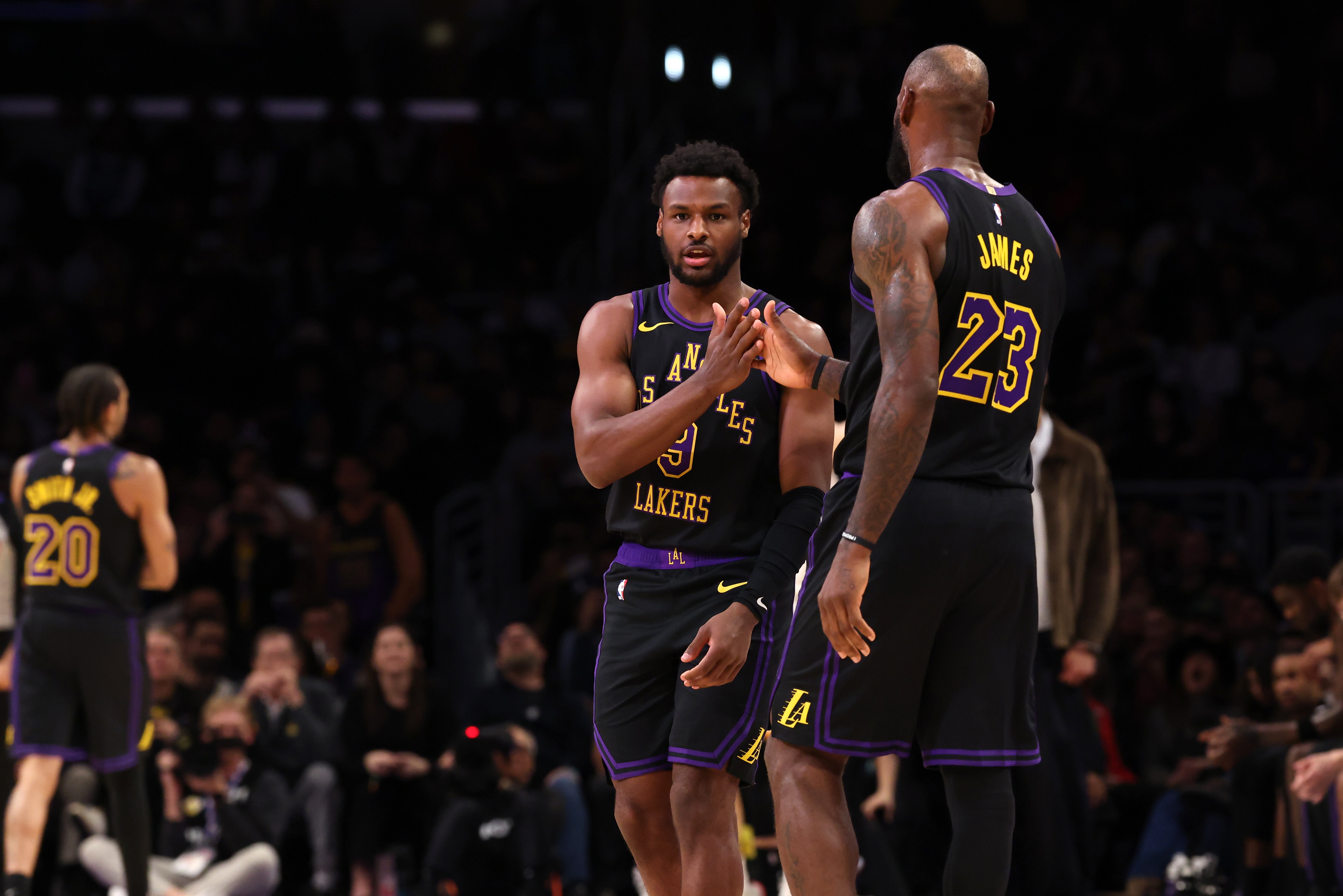 星空体育-未来成谜！詹姆斯还会继续征战NBA吗？他会接受多大幅度的降薪？