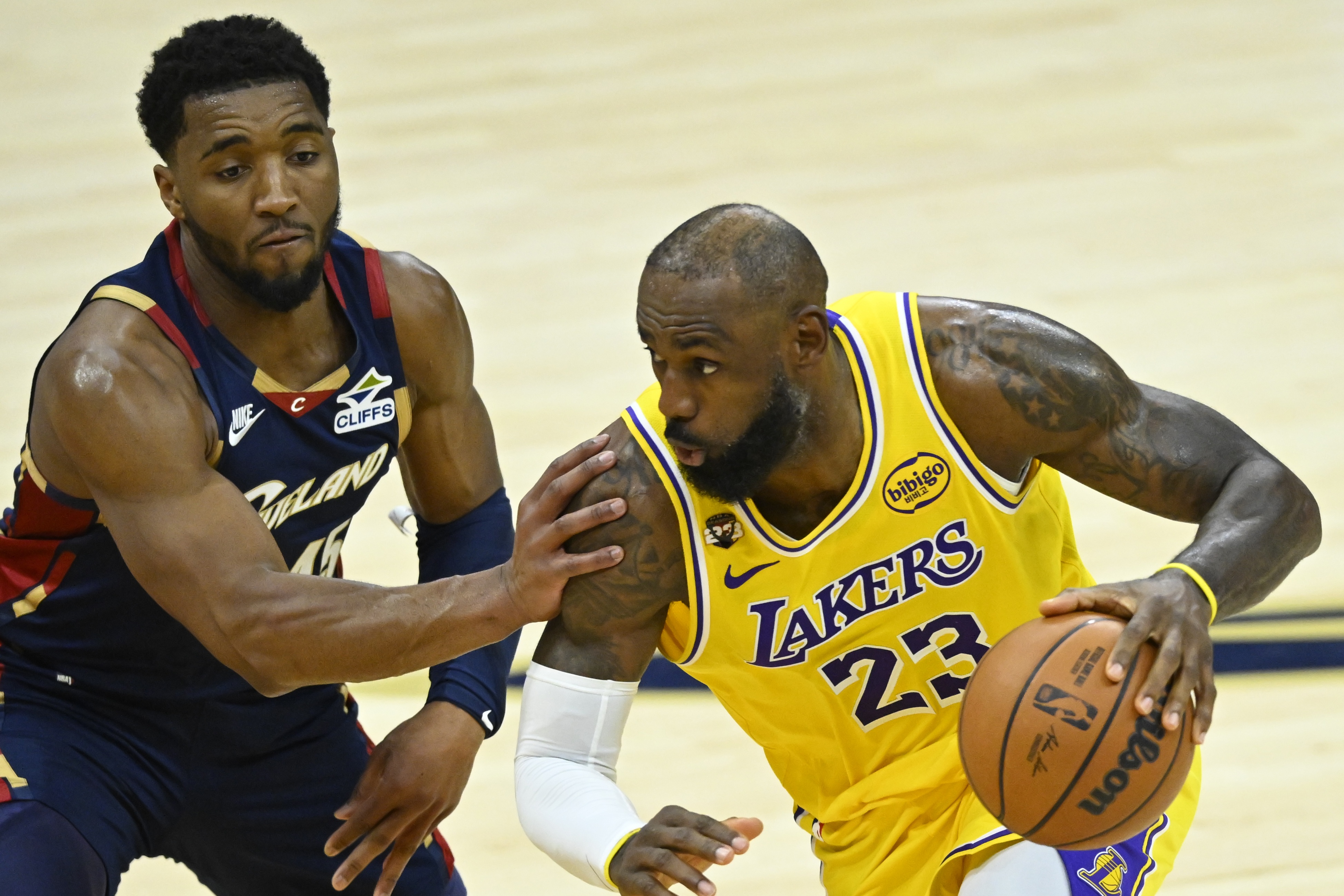 星空体育-未来成谜！詹姆斯还会继续征战NBA吗？他会接受多大幅度的降薪？
